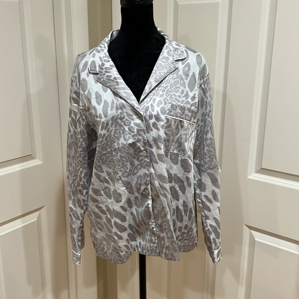 NATORI, woman’s, M, button down pajama top. One breast pocket. Excellent shape.